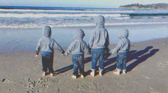 Une famille avec un enfant adopte des triplés, leur fils les conduit tous les jours à la plage pour attendre leurs parents : histoire du jour